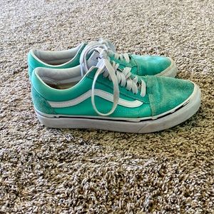 Blue woman’s 8, men’s 6.5! Signs of wear, but in good condition.